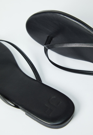 Buy MADELINE Black Flat Thong Sandals Online in Mexico